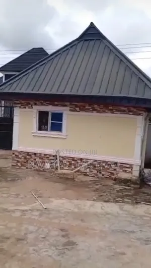 5bdrm Bungalow in Airport Road, Benin City for sale