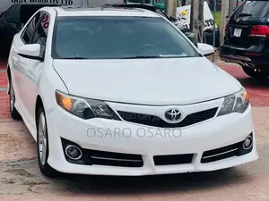 Toyota Camry SE 4dr Sedan (2.5L 4cyl 6A) 2013 White