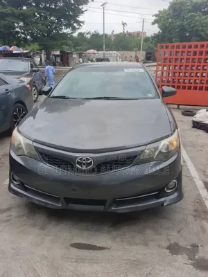 Toyota Camry SE 4dr Sedan w/Prod. End 11/13 (2.5L 4cyl 6A) 2014 Gray