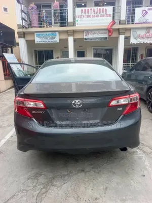 Toyota Camry SE 4dr Sedan w/Prod. End 11/13 (2.5L 4cyl 6A) 2014 Gray