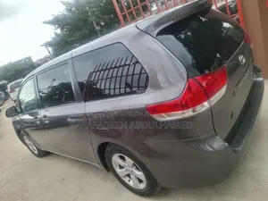 Toyota Sienna LE 7-Passenger 4dr Minivan AWD (3.5L 6cyl 6A) 2014 Gray