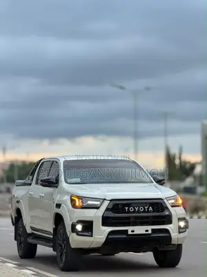 Toyota Hilux 2022 White