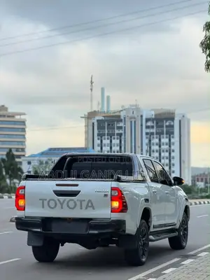 Toyota Hilux 2022 White