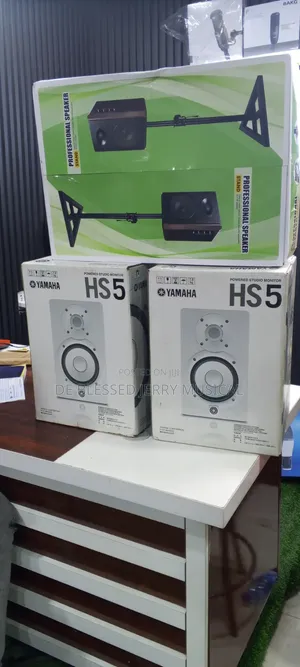 Yamaha HS5 Powered Studio Monitor and Speaker Stand