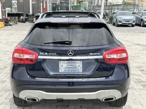 Mercedes-Benz GLA 250 2018 Blue