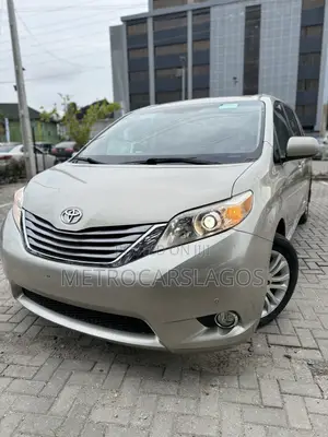 Toyota Sienna XLE 7 Passenger Auto Access Seat (3.5L 6cyl 6A) 2016 Gold