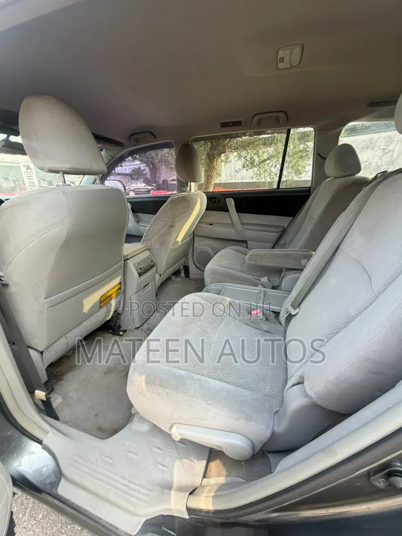 Toyota Highlander Base 2010 Gray