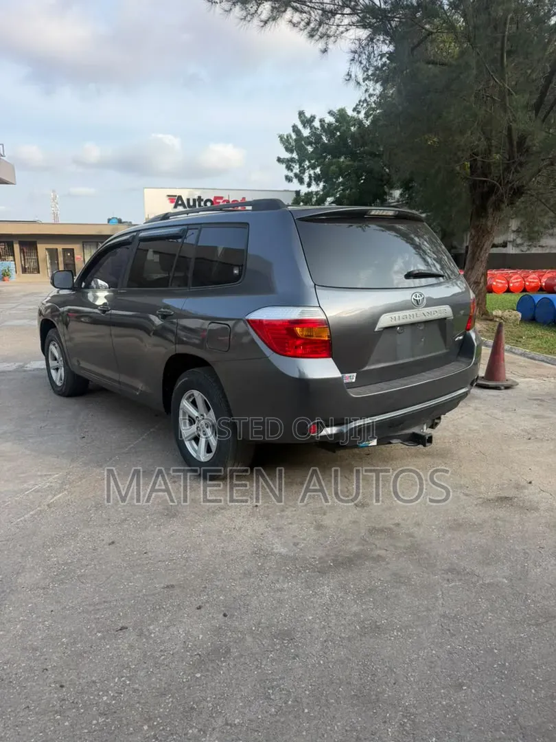 Toyota Highlander Base 2010 Gray