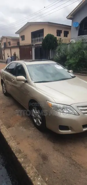 Toyota Camry LE 4dr Sedan (2.5L 4cyl 6AM) 2010 Gold