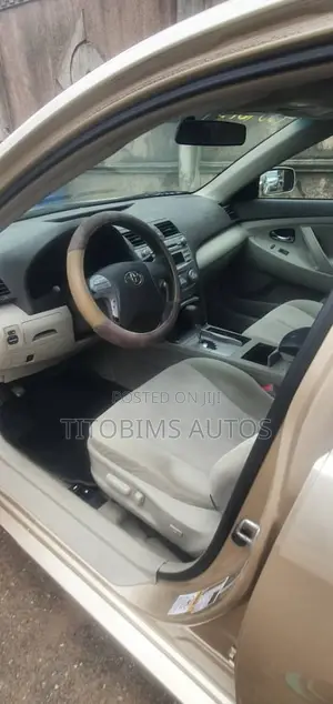 Toyota Camry LE 4dr Sedan (2.5L 4cyl 6AM) 2010 Gold