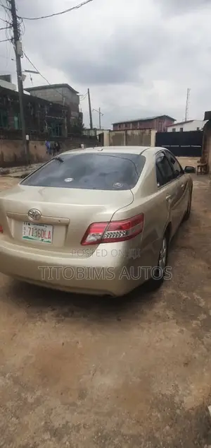 Toyota Camry LE 4dr Sedan (2.5L 4cyl 6AM) 2010 Gold