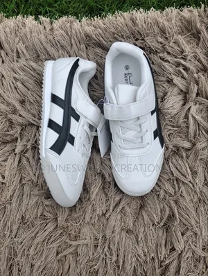 A Red Tag Solid Party Sneakers