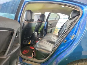 Toyota Avensis 2014 Blue