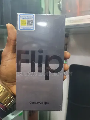 New Samsung Galaxy Z Flip4 256 GB Gold