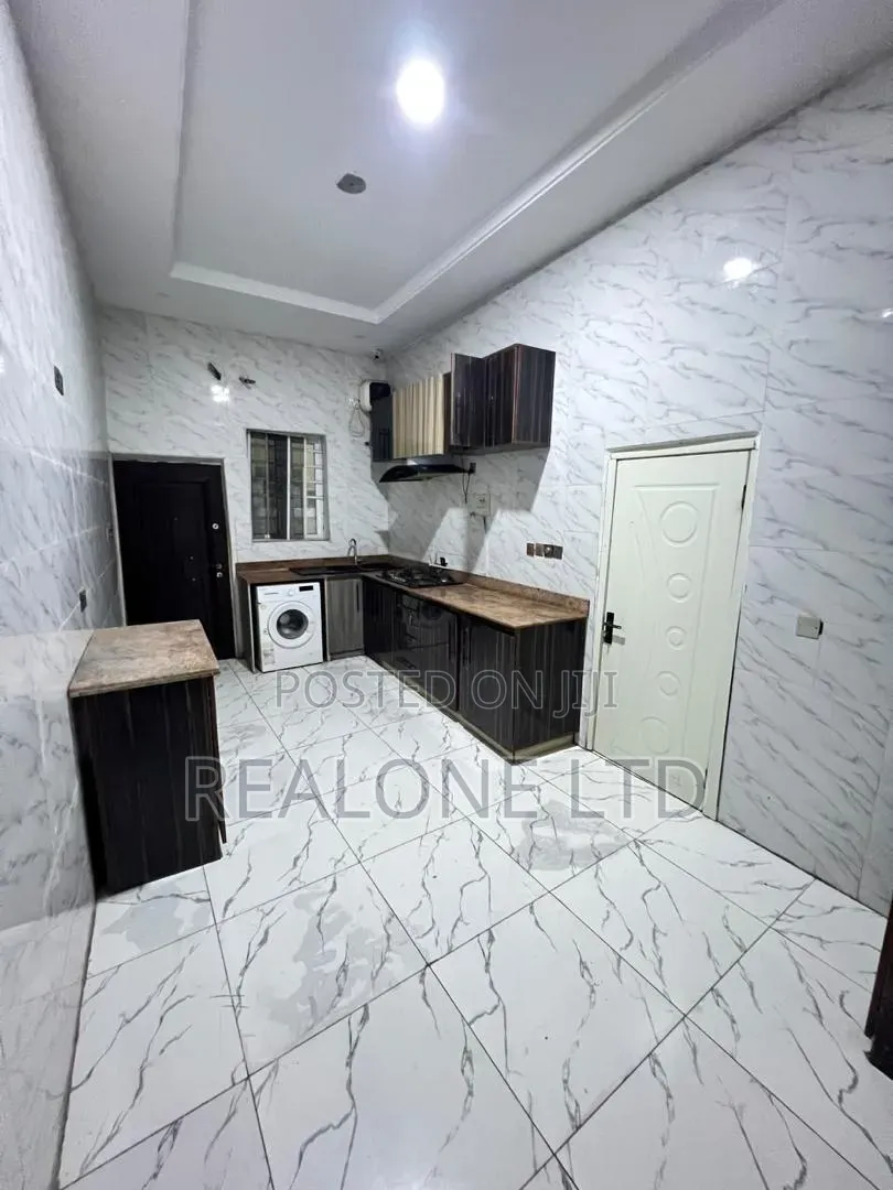 4bdrm Duplex in Chevron for rent