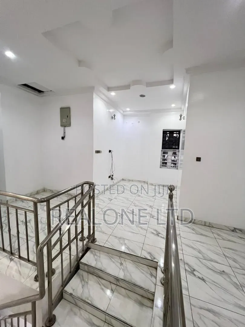 4bdrm Duplex in Chevron for rent