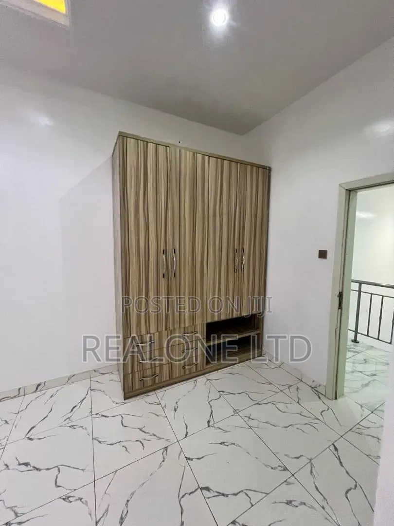 4bdrm Duplex in Chevron for rent