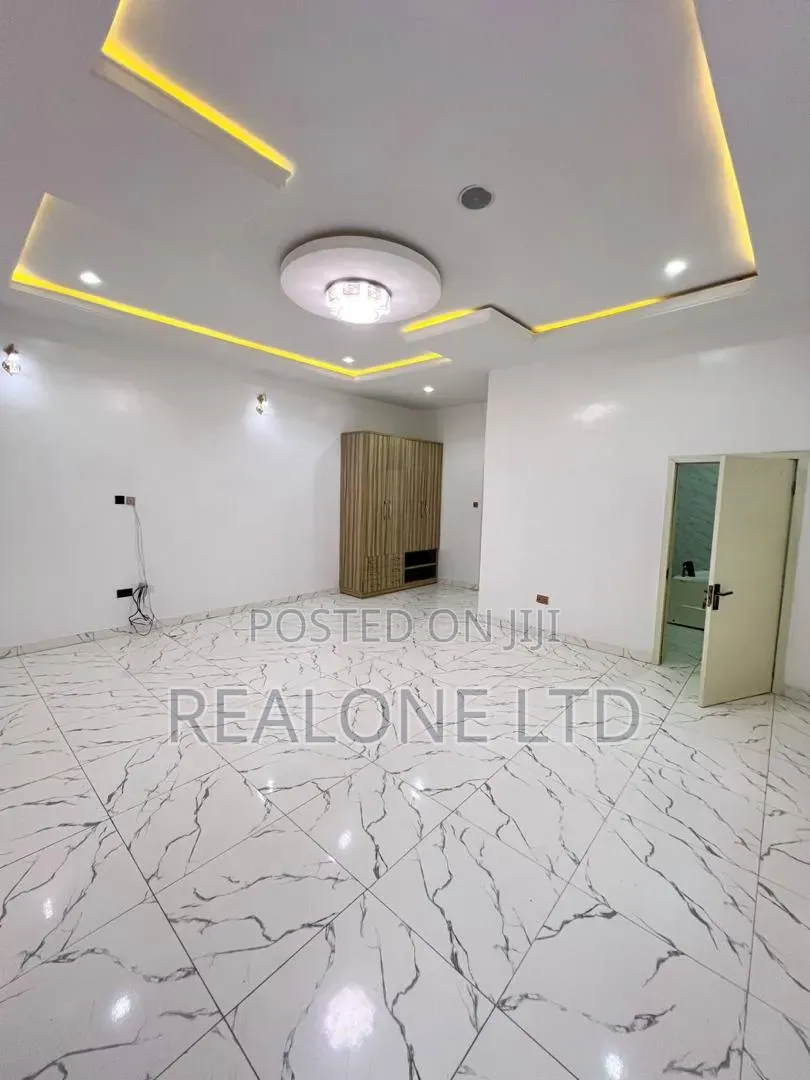 4bdrm Duplex in Chevron for rent