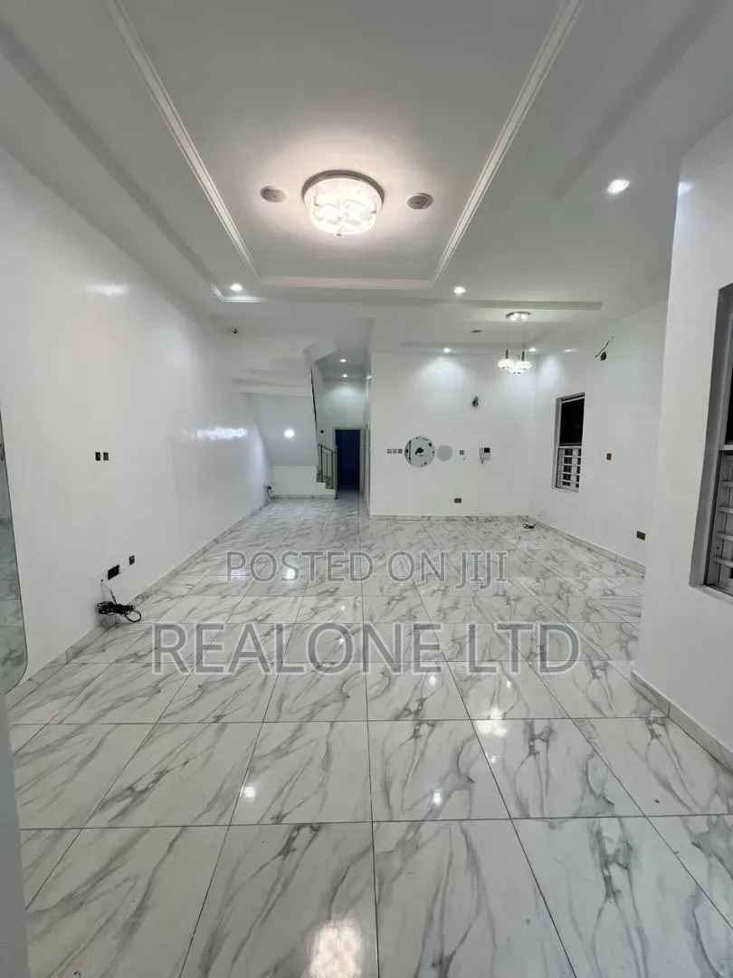 4bdrm Duplex in Chevron for rent