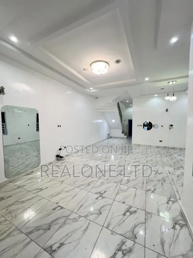 4bdrm Duplex in Chevron for rent