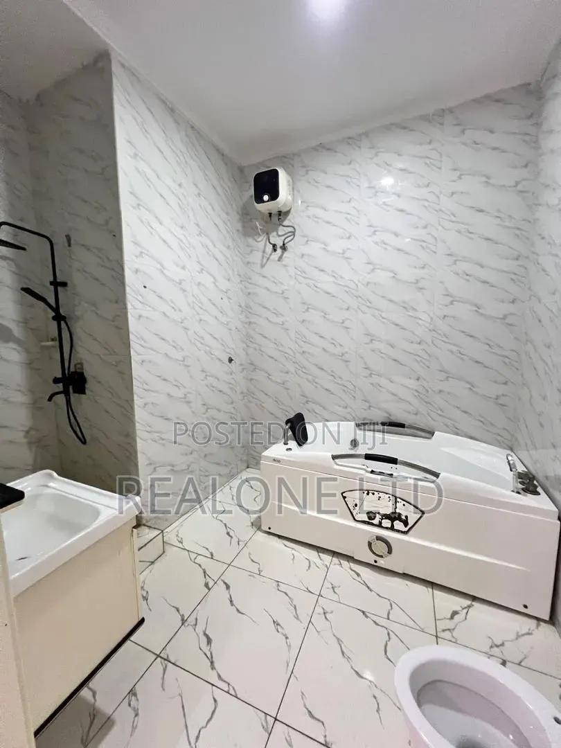 4bdrm Duplex in Chevron for rent