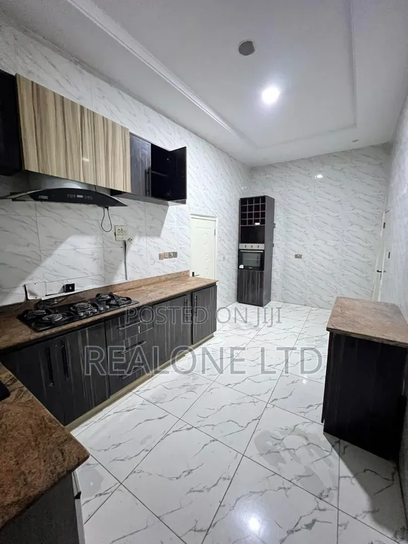 4bdrm Duplex in Chevron for rent