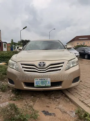 Toyota Camry LE 4dr Sedan (2.5L 4cyl 6A) 2011 Gold