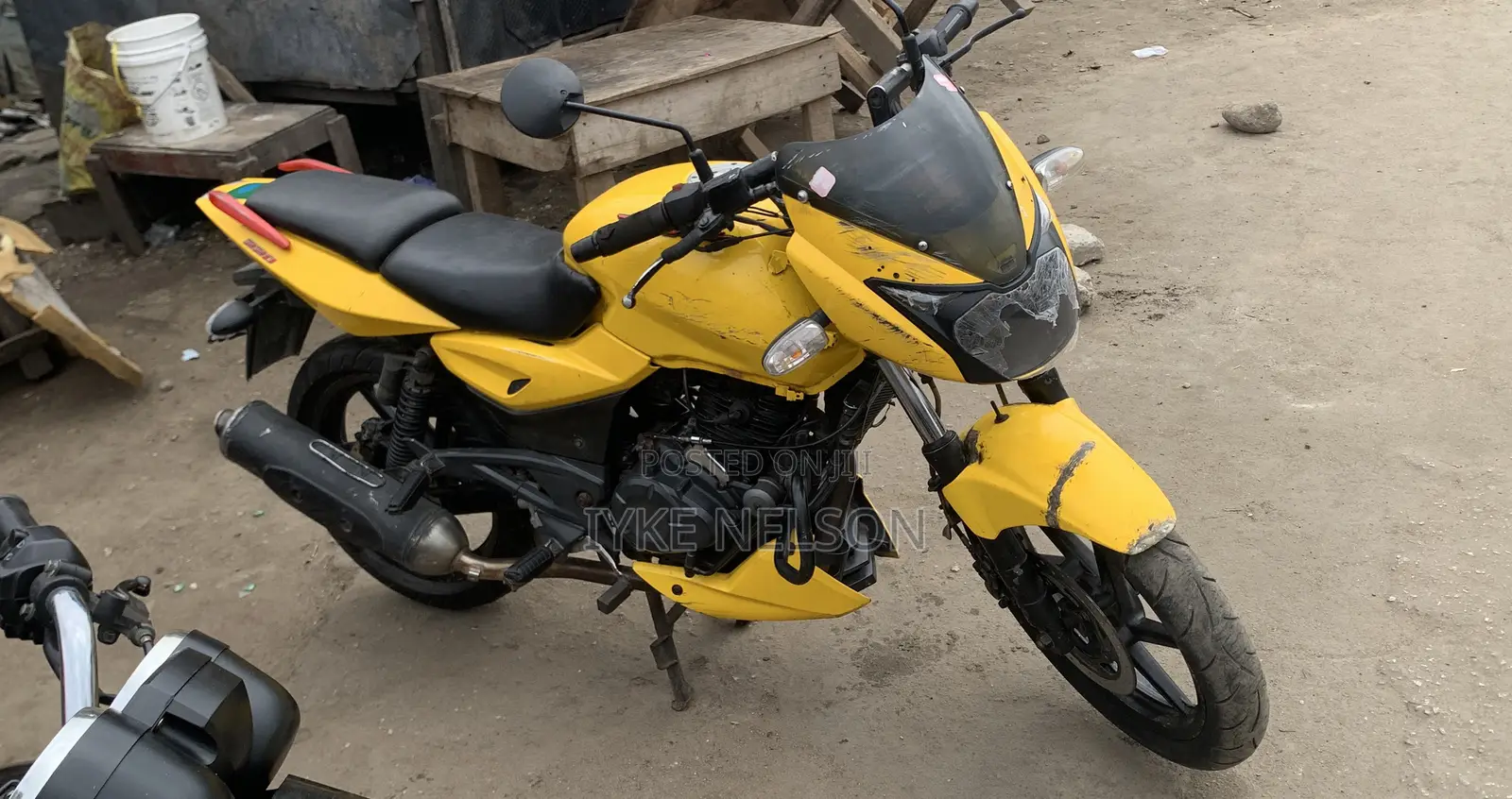 Bajaj Pulsar 220 F 2025 Yellow