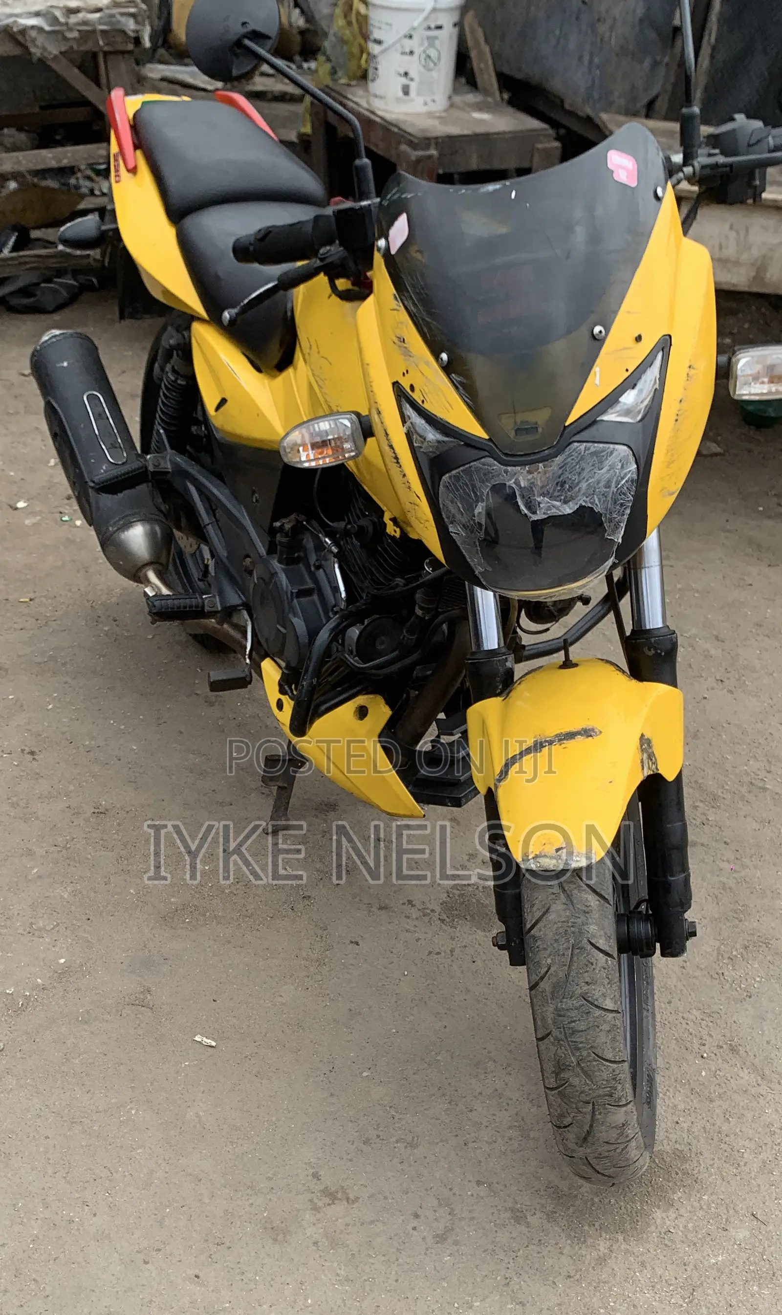 Bajaj Pulsar 220 F 2025 Yellow