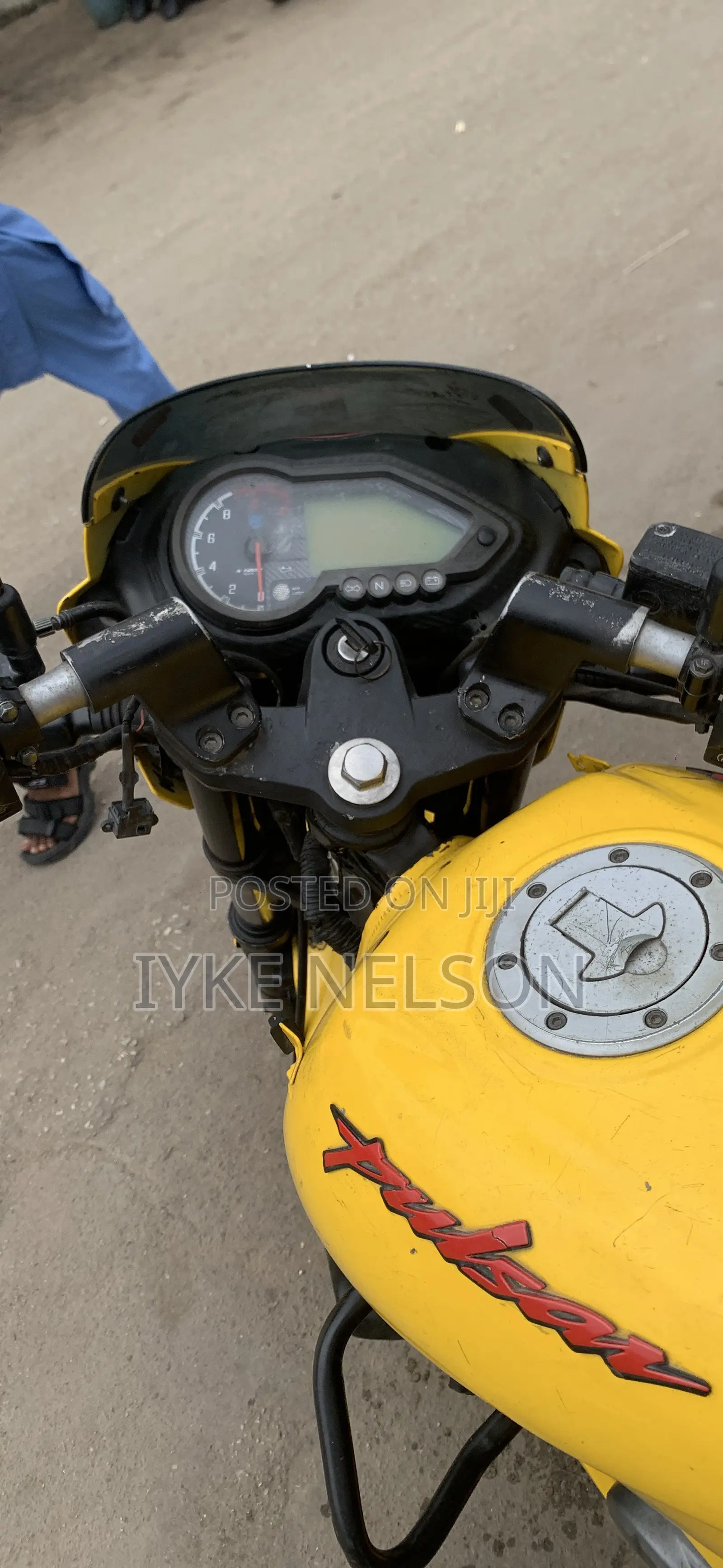 Bajaj Pulsar 220 F 2025 Yellow