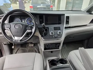 Toyota Sienna XLE 7 Passenger (3.5L 6cyl 6A) 2016 Gray
