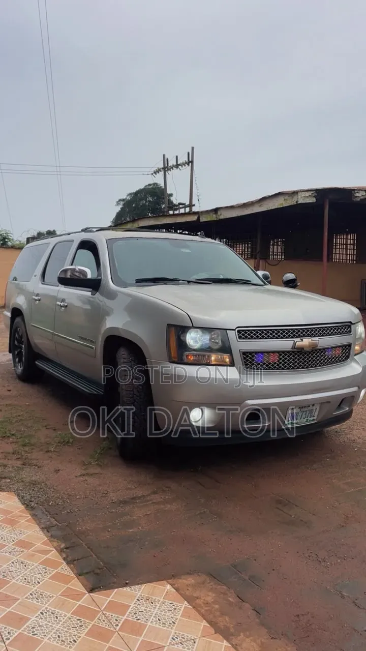 Chevrolet Suburban LS 1500 2012 Gray