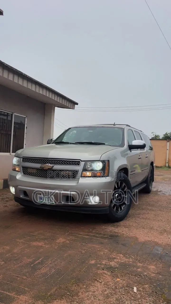 Chevrolet Suburban LS 1500 2012 Gray