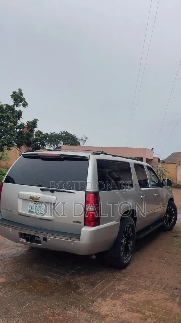 Chevrolet Suburban LS 1500 2012 Gray