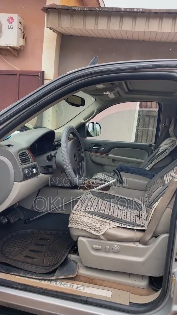 Chevrolet Suburban LS 1500 2012 Gray