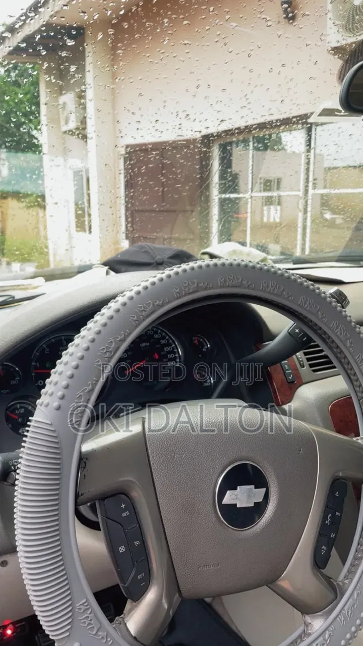 Chevrolet Suburban LS 1500 2012 Gray