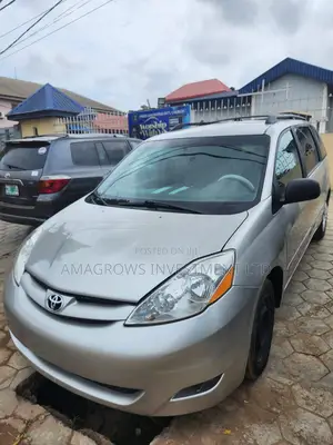 Toyota Sienna LE 2009 Silver