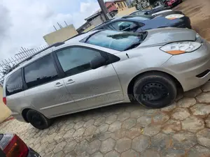 Toyota Sienna LE 2009 Silver