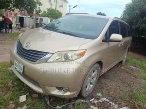 Toyota Sienna 2011