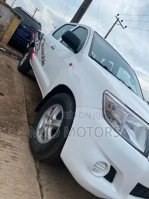 Toyota Hilux 2.5 D-4D 4X4 SRX 2012 White