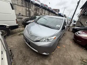 Toyota Sienna Limited 7-Passenger 4dr Minivan AWD (3.5L 6cyl 6A) 2014