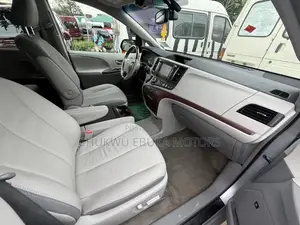 Toyota Sienna Limited 7-Passenger 4dr Minivan AWD (3.5L 6cyl 6A) 2014