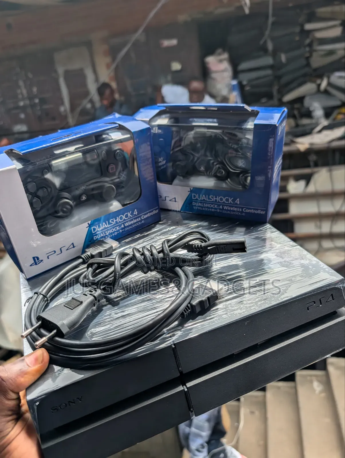 PlayStation 4 , 2 Wireless Controllers, Games Installed