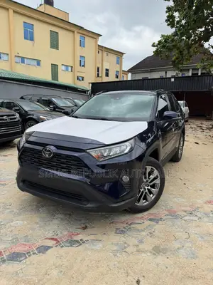 Toyota RAV4 Limited 2021 Blue