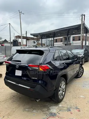 Toyota RAV4 Limited 2021 Blue