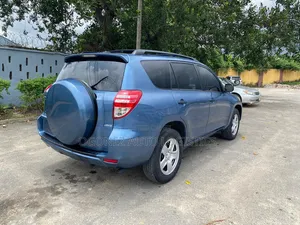 Toyota RAV4 XLE AWD (2.5L 4cyl 6A) 2013 Blue