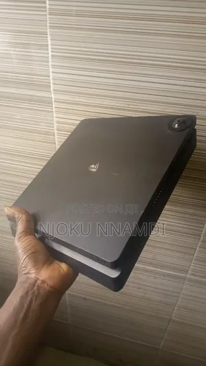 Ps4, 3 Games and 1 Pad