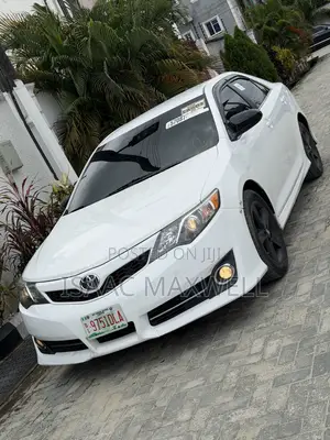Toyota Camry SE 4dr Sedan (2.5L 4cyl 6A) 2013 White