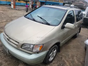 Toyota Sienna 2000 Gold