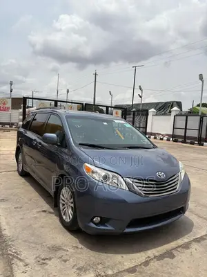 Toyota Sienna 2015 Blue